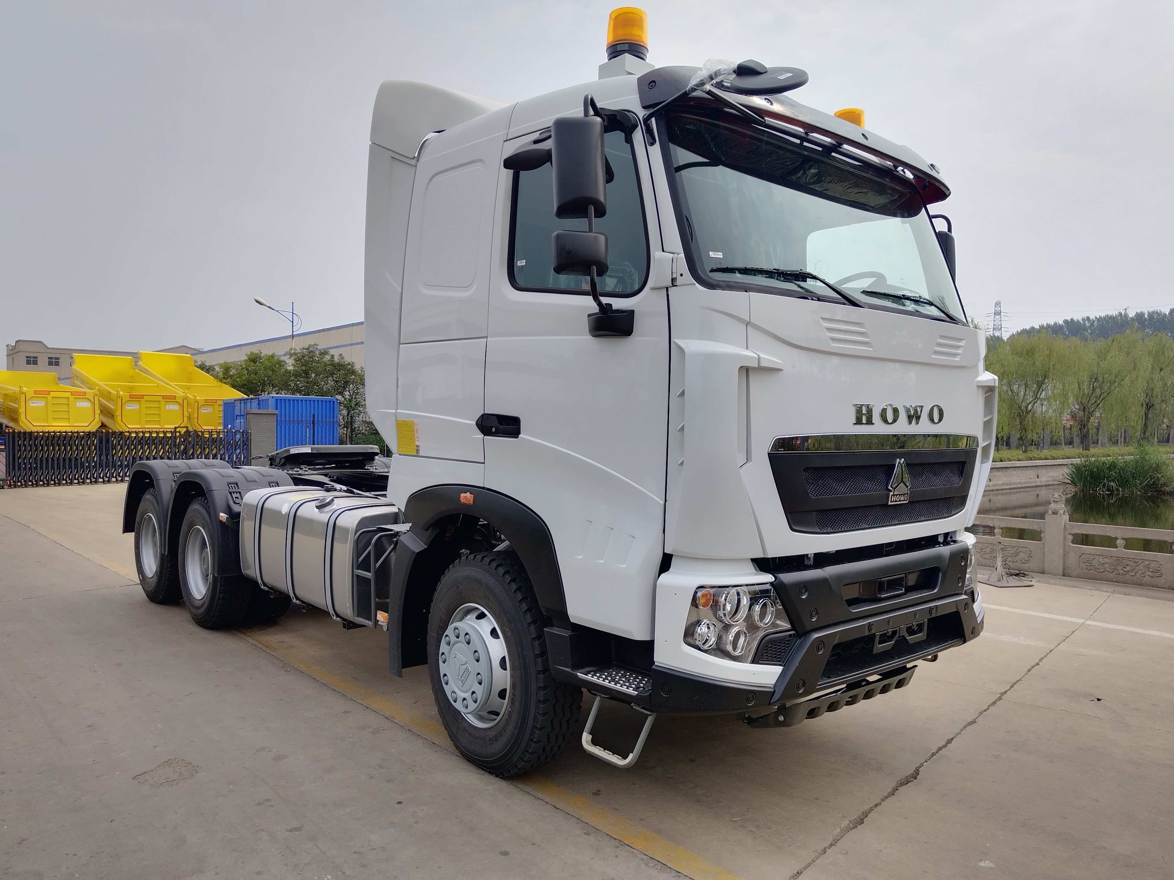 Le camion tracteur HOWO T7H