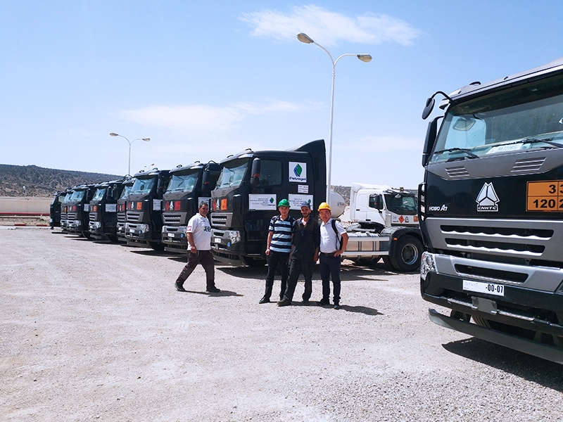 L’équipe de Sinotruk a rendu visite à un client de tracteur transportant le pétrole