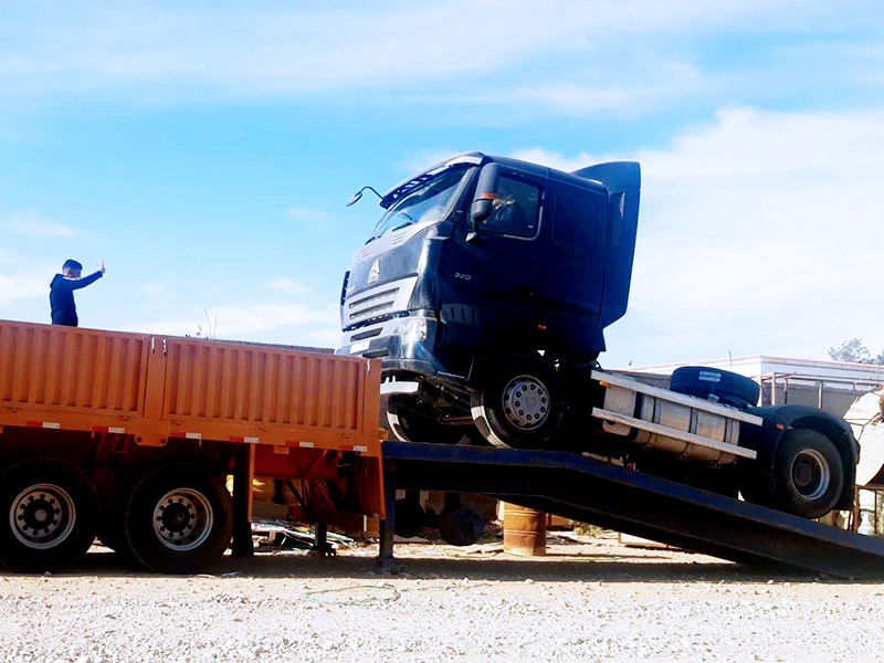 La livraison des véhicules de Sinotruk après l’inspection avant livraison à la station service de Biskra