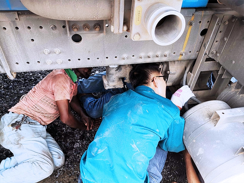 SINOTRUK technicians found the defects and repaired the trucks, sending the quality feedback to Quality Department and return the results to customers.