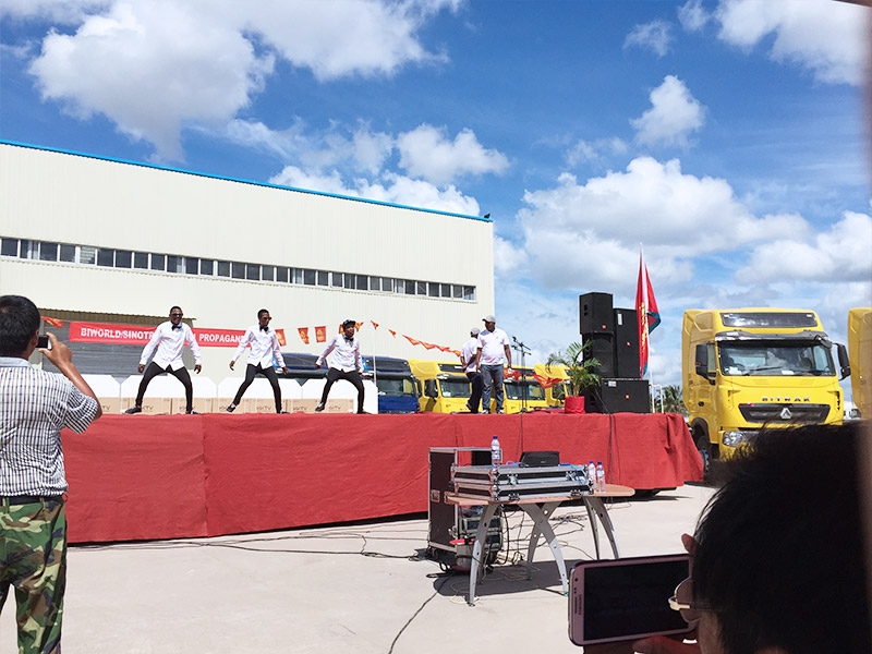 Ouverture de la conférence de lancement de nouveaux produits pour camions de la série T7H de la Chine, à Beira, au Mozambique.