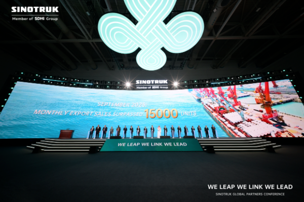 且向潮头再扬帆！中国重汽重卡单月出口1.5万辆，再次刷新行业纪录