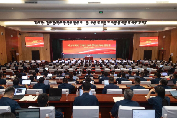 中国重汽集团举行树立和践行正确政绩观学习教育专题党课暨张军桥烈士先进事迹报告会